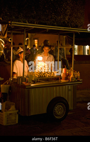 Mais-Straßenhändler am Freitagabend, den Jardin Square, San Miguel de Allende, Mexiko Stockfoto