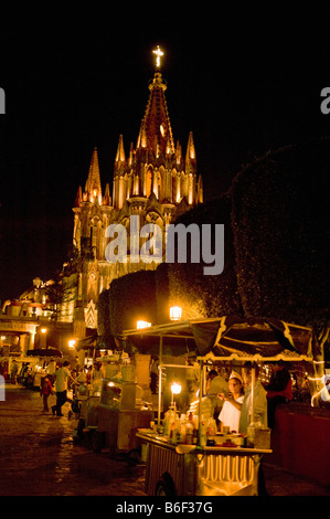 Mais-Straßenhändler am Freitagabend, den Jardin Square und Parroquia Kirche, San Miguel de Allende, Mexiko Stockfoto