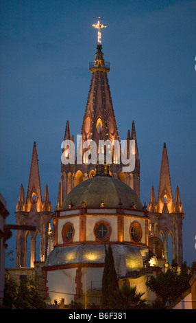 Parroquia Kirche bei Dämmerung, kolonialen Zentrum von San Miguel de Allende, Mexiko Stockfoto