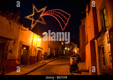 Koloniale Stadt in der Nacht, Weihnachtszeit, San Miguel de Allende, Mexiko Stockfoto