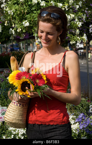Junge Frau bei Jean Talon Market Montreal Quebec Kanada Stockfoto