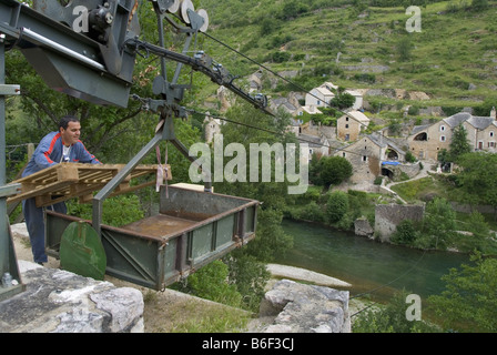 Transport von Gütern hinunter ins Dorf, Frankreich, Languedoc-Roussillon, Hauterives Stockfoto