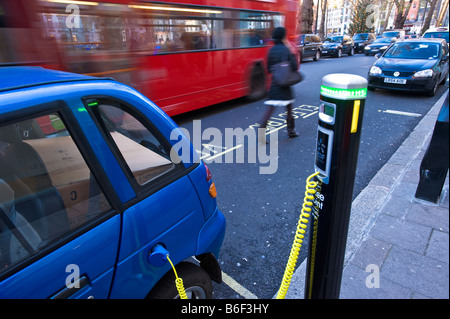 G-Wiz Elektroautos wird aus einer Stadt von Westminster Saft Punkt London Vereinigtes Königreich aufgeladen werden Stockfoto