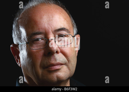 älteren grauhaarigen Mann mit Brille Stockfoto