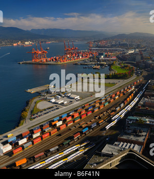 Luftaufnahme der Containerschifffahrt Port auf der Schiene und die Werften im kanadischen Vancouver Burrard Inlet Stockfoto