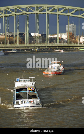 Schiffe auf Rhein unter Hohenzollernbrücke, Deutschland, Nordrhein-Westfalen, Köln Stockfoto