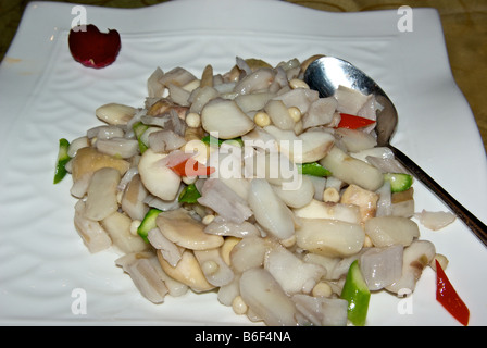 Mittagessen in der 300 Jahre alte Guangzhou Aula Qilishantang ulica geschälte Garnelen in Bi Luo Tee Stockfoto