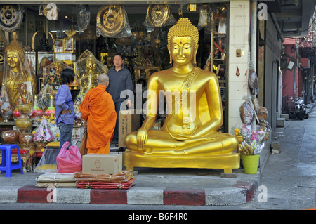 Buddha-Statue und Devotionalien anbieten zum Verkauf in einem Geschäft, Thailand, Bangkok Stockfoto