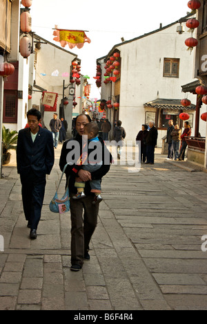 Fußgänger-Shopper auf belebten rote Laterne dekoriert Qilishantang Fußgängerzone, dass Parallels 1100 Jahre alten Shang Tang Kanal Stockfoto