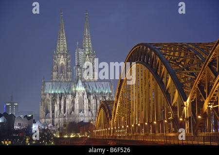 Kölner Dom und Hohenzollernbrücke am Abend, Deutschland, Nordrhein-Westfalen Stockfoto