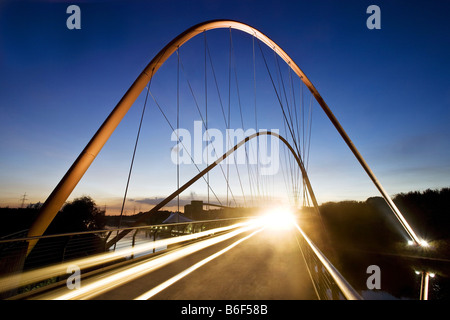 Rote Brücke über den Rhein-Herne-Kanal im Nordsternpark im Abendlicht, Gelsenkirchen, Ruhrgebiet, Nordrhein-Westfalen, Deutschland Stockfoto