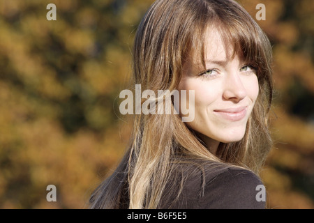 schöne junge Mädchen mit hellbraunem Haar Stockfoto