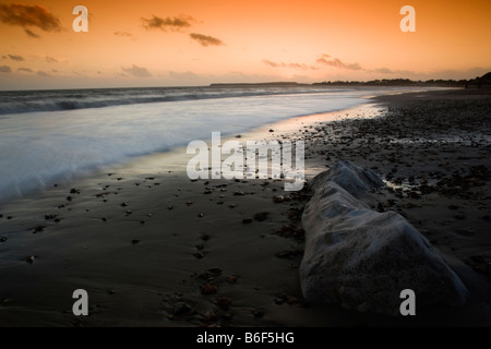 Sonnenuntergang vom zuvorkommend Strand mit Blick auf Mudeford und Christchurch, Dorset Stockfoto
