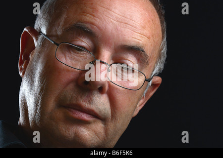 älteren grauhaarigen Mann mit Brille Stockfoto