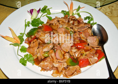 Chinesisches Mittagessen an die 300 Jahre alte Guangzhou Assembly Hall Qilishantang Street rühren gebraten Schweinefleisch Zwiebeln süße rote Paprika Stockfoto