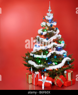 Echten Weihnachtsbaum mit Geschenken unter es dekoriert Stockfoto