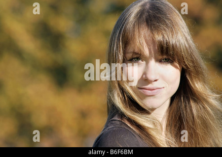 schöne junge Mädchen mit hellbraunem Haar Stockfoto