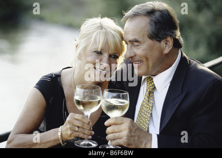einem älteren Ehepaar zusammen ein Glas Wein genießen Stockfoto
