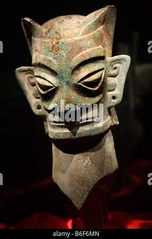 Drei tausend Jahre alte Bronze Maske Statue Sanxingdui drei Sterne Mound Museum Guanghan Chengdu Sichuan China Stockfoto