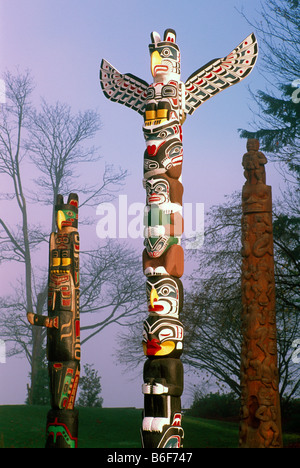 Totempfähle an einem nebeligen Wintertag in Brockton Point im Stanley Park in Vancouver British Columbia Kanada Stockfoto