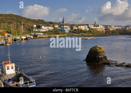 Den Hafen und Teil des Wellenbrechers in Clifden, Connemara, Irland Stockfoto