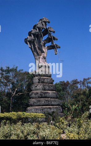 Mehrköpfigen Riesenschlange oder Naga Skulptur im Sala Kaew Ku hinduistisch-buddhistischen Skulpturen-Park, Nong Khai, Thailand Stockfoto