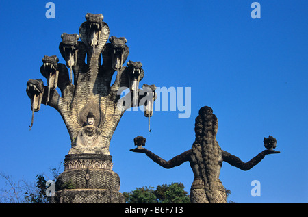 Mehrköpfigen Riesenschlange oder Naga Skulptur und Göttin mit Opfergaben im Sala Kaew Ku Sculpture Park, Nong Khai, Thailand Stockfoto