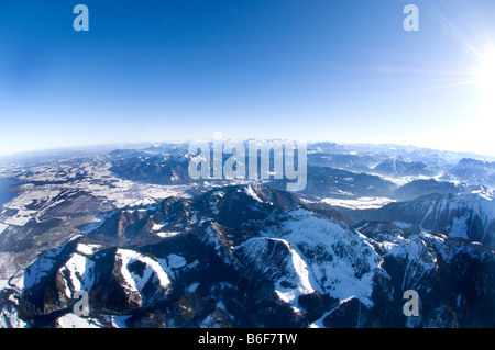 Luftaufnahme Bergpanorama der Chiemgauer Alpen, Bayern, Deutschland, Europa Stockfoto