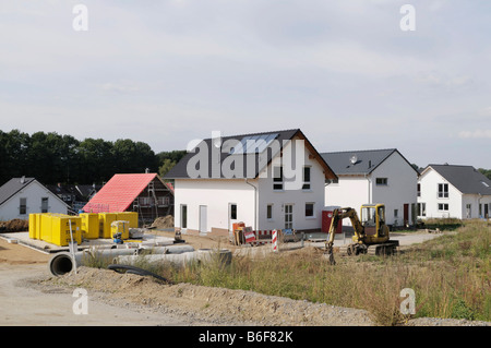 Anzeigen der Neubausiedlung vor Kanalrohre und einen Bagger für Entwicklung, Solingen, Nordrhein-Westfalen, Deutschland, E Stockfoto