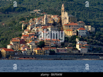 Cervo mit der Pfarrei Kirche San Giovanni Battista, Blick aus das Meer, Riviera dei Fiori, Ligurien, Italien, Europa Stockfoto