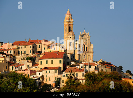 Cervo mit der Pfarrei Kirche San Giovanni Battista, Riviera dei Fiori, Ligurien, Italien, Europa Stockfoto