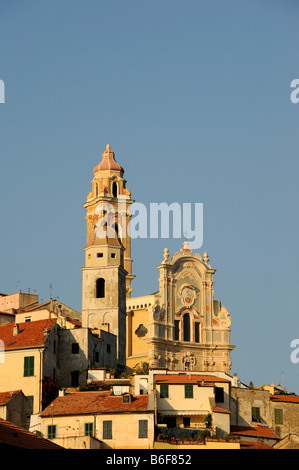 Cervo mit der Pfarrei Kirche San Giovanni Battista, Riviera dei Fiori, Ligurien, Italien, Europa Stockfoto