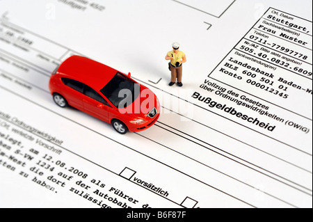 Polizist und Peugeot Auto als Miniaturfiguren auf einen Bußgeldbescheid Stockfoto