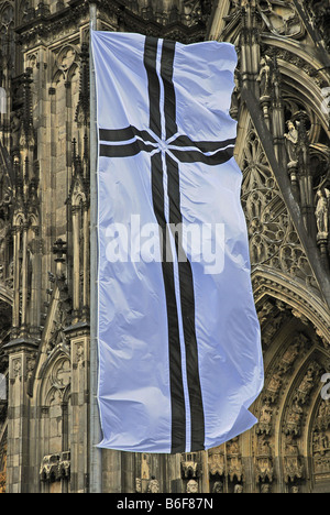 Protestantische Flagge am Kirchentag vor Kölner Dom, Köln, Nordrhein-Westfalen, Deutschland Stockfoto