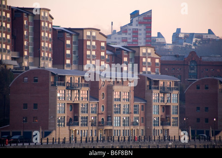 Riverside Apartments in Newcastle bei Tynes Kai. Mit der Byker Wand im Hintergrund Stockfoto