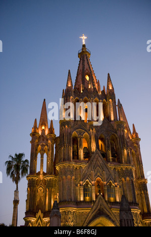 Parroquia Kirche bei Dämmerung, koloniale Stadt, San Miguel de Allende, Mexiko Stockfoto