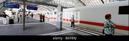 Eis oder Inter City Express Zug auf die Plattform, auf der oberen Ebene der Hauptbahnhof Berlin oder Berlin Hauptbahnhof, Berlin Stockfoto