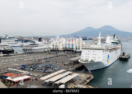 Fähre im Hafen am Kai, dahinter Vesuv, Beverello, Neapel, Kampanien, Italien, Europa Stockfoto