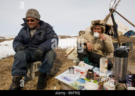 Yupic Männer eine Kaffee-Pause von Rentiere hüten, Kanchalan, Sibirien-Russland Stockfoto