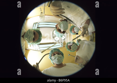 Ärzte während der Operation im OP-Saal Stockfoto
