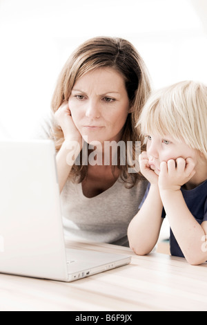 Mutter und Sohn auf einem Laptop, ratlos Stockfoto