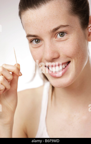 Teenager-Mädchen, Frau, mit einem Zahnstocher Stockfoto