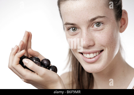 Teenager-Mädchen, Frau, 17 Jahre, Holding Trauben Stockfoto