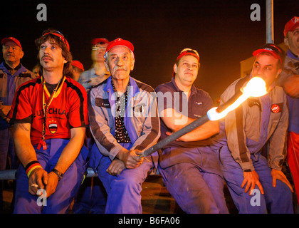 Nachtschichtarbeiter sitzen auf einer union Kundgebung vor Tor 3 im Daimler-Werk in Esslingen-Mettingen, Baden-Württemberg Stockfoto