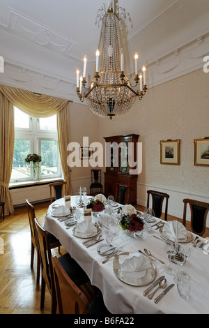 Biedermeierzimmer oder Biedermeier-Zimmer mit Kristall-Kronleuchter über einen Tisch für ein Bankett, Grabenlöffel Krickenbeck Schloss, Nettet Stockfoto