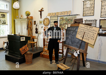 Historischen Klassenzimmer der Maxschule Schule, Lehrer Schaufensterpuppe stehend vor einer Tafel aus der Zeit um 1900, poin Stockfoto