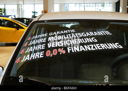 Schriftzug auf Windschutzscheibe, Spezialfinanzierungen, Autohaus Stockfoto