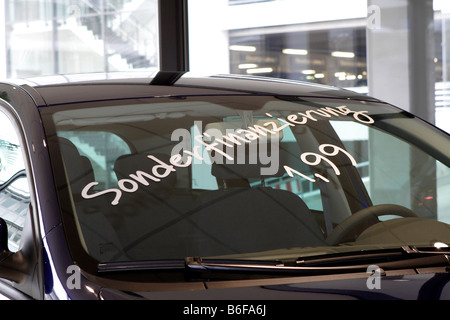 Schriftzug auf Windschutzscheibe, Spezialfinanzierungen, Autohaus Stockfoto