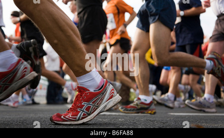Detailansicht der Beine und Füße der Läufer von Marathon 2008, Berlin, Deutschland, Europa Stockfoto