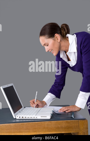 Junge Frau Notizen Stockfoto